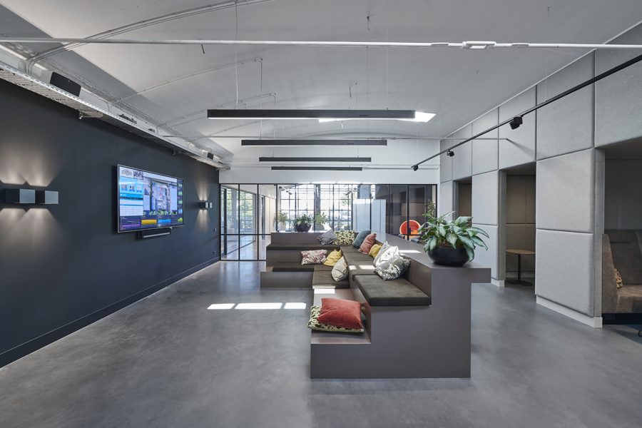 Schoenfabriek Tirbune2