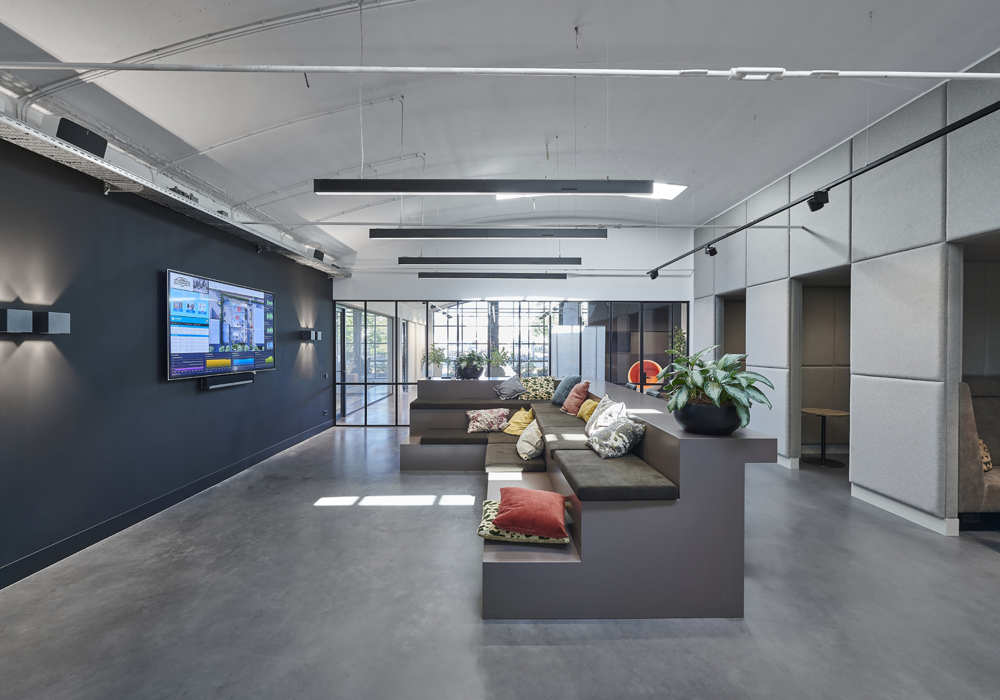 Schoenfabriek Tirbune2